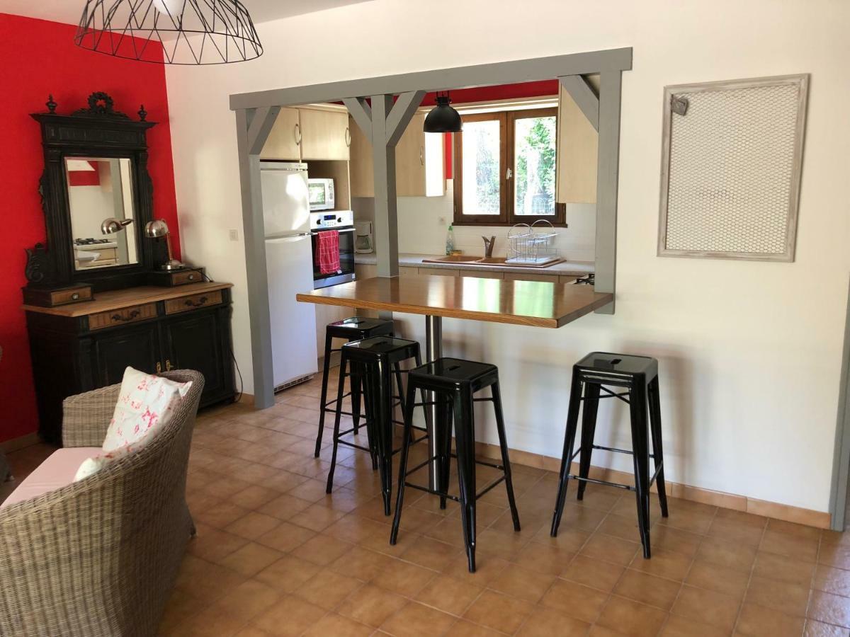 Maison D'En Face Salavas Bagian luar foto